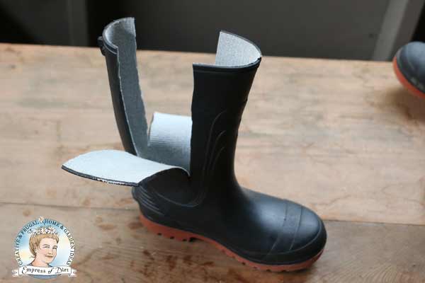 Cutting boot for head of boot dog.